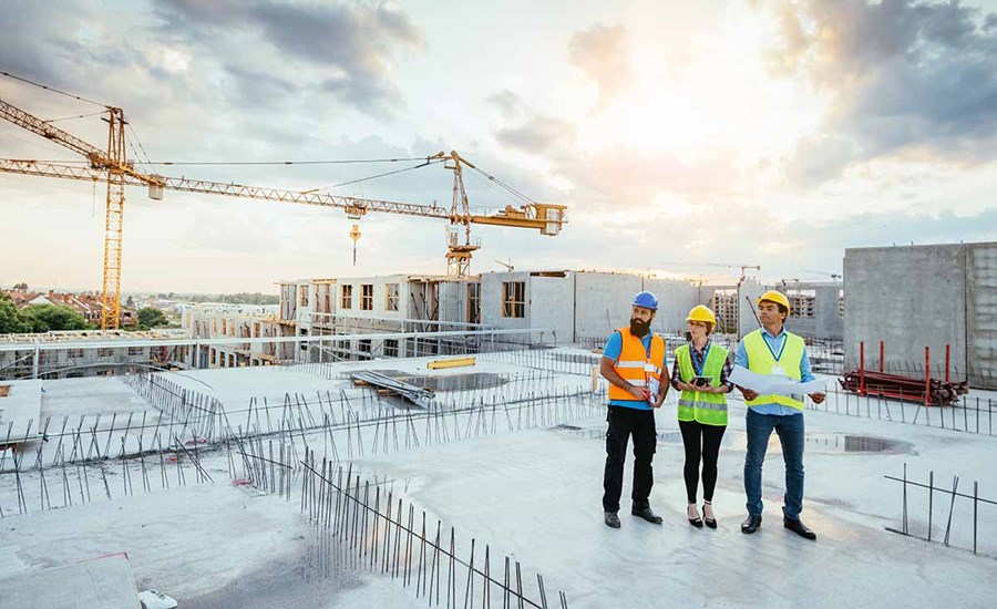 Tre personer står på toppen av et bygg under konstruksjon, til illustrasjon for bærekraftsmål