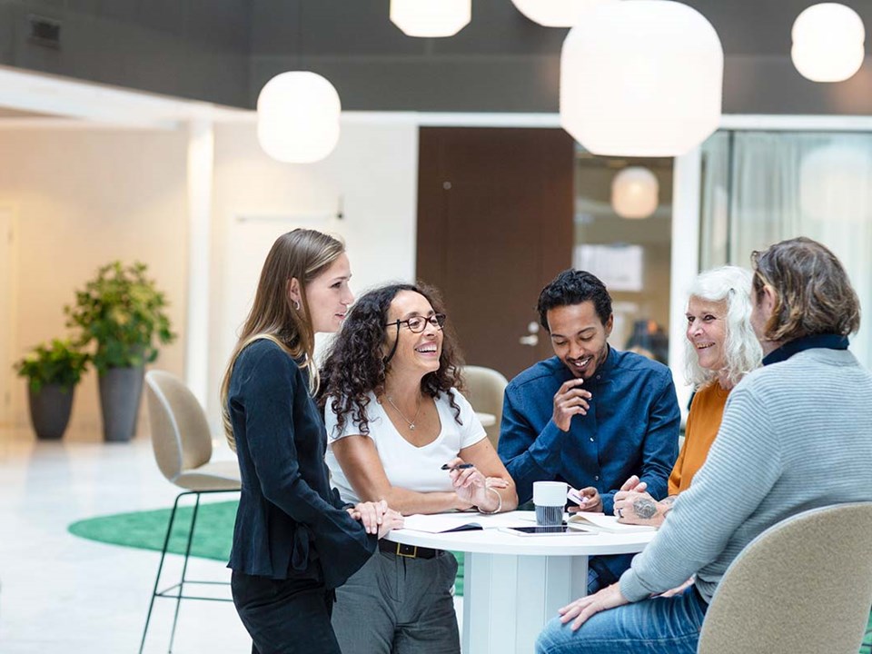 Kollegaer prater rundt bordet