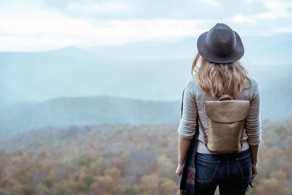 Dame ser utover landskap, illustrasjon til grønne obligasjoner