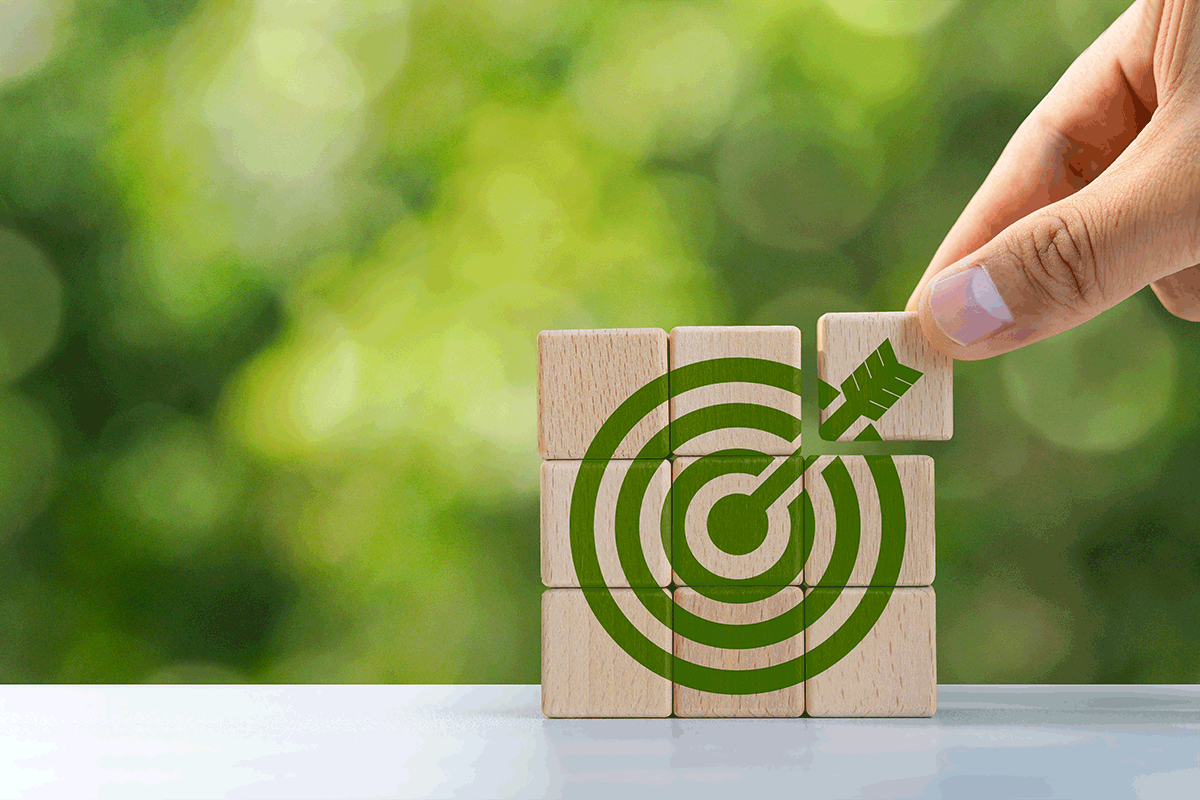 Stener balanserer på en stor stein fremfor havet, til illustrasjon for strategi