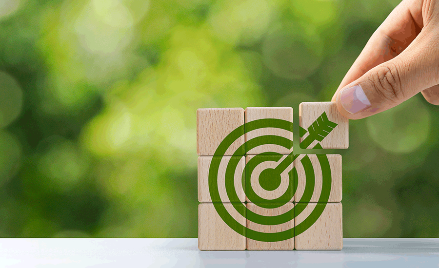 Stener balanserer på en stor stein fremfor havet, til illustrasjon for strategi