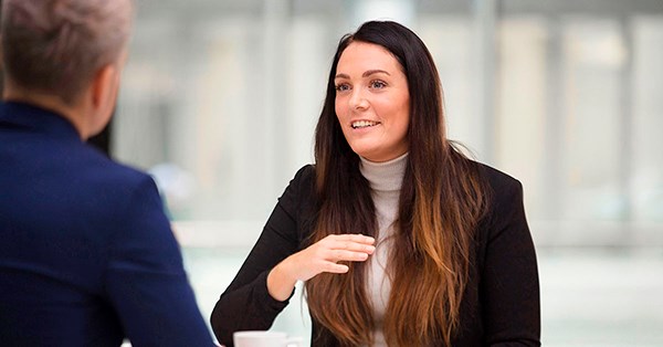 Kunderådgiver i BN Bank, Marit, snakker med en kunde, til illustrasjon for BN Bank