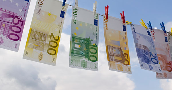 Pengesedler henger til tørk, til illustrasjon for antihvitvask