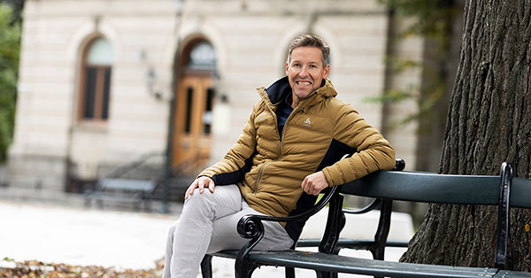 Administerende direktør Svein Tore Samdal sitter på en benk i en park