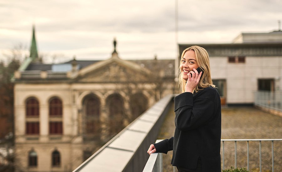 Kine snakker i telefon - ansatt i BN Bank