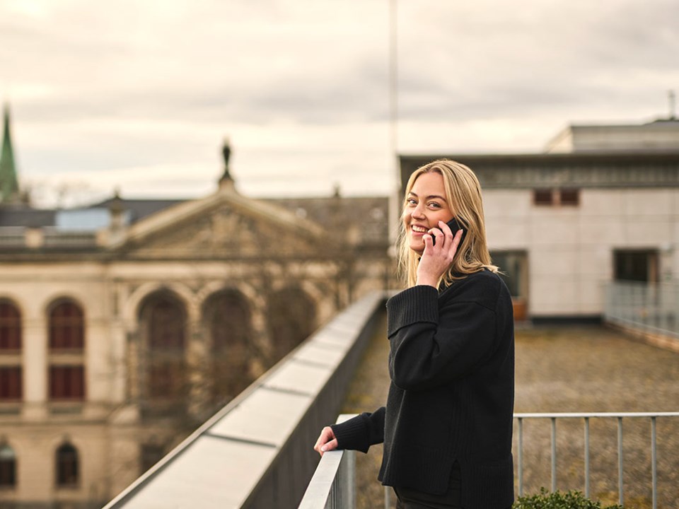 Kine snakker i telefon - ansatt i BN Bank