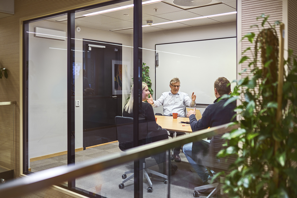 Møterom med 3 personer