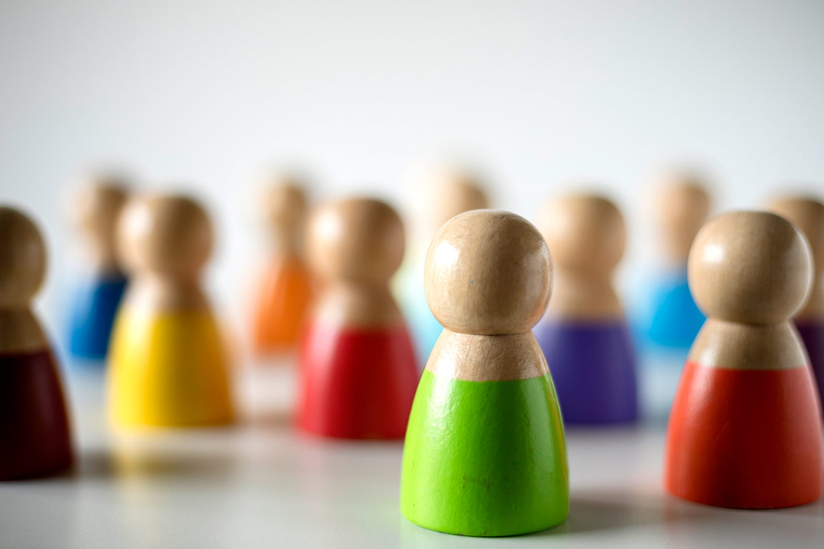 Mann og kvinne setter sammen puslespill, til illustrasjon for organisasjon