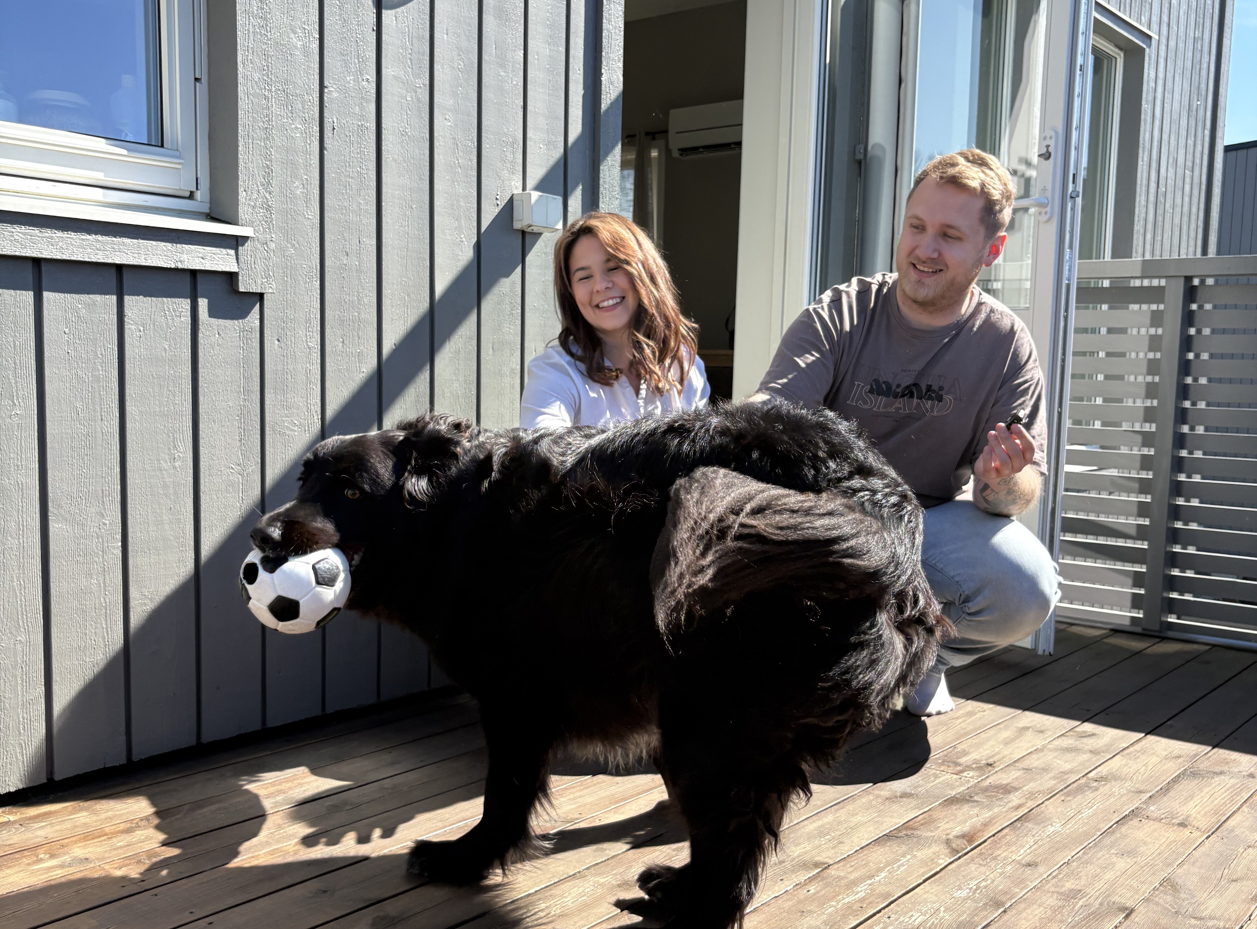 Kvinne og mann på en terrasse med en hund foran seg, til illustrasjon for Finit erfaringer