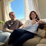 Mann og kvinne sitter på en sofa, til illustrasjon for Finit erfaringer