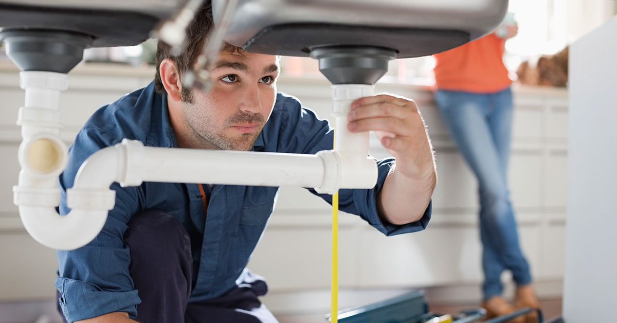 Rørlegger fikser vasken, til illustrasjon for samarbeid mellom BN Bank og TettPå hos Skatteetaten