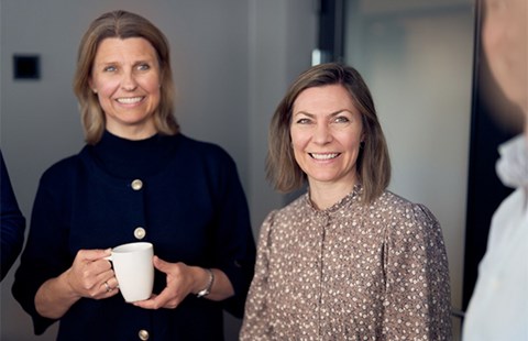 Anette og Birgit jobber i avdelingen Eiendomsfinansiering i Oslo, illustrasjon til artikkel På lag med kundene