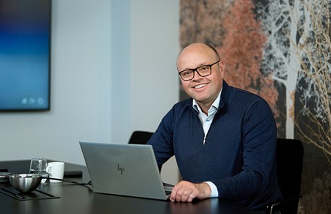 Espen jobber på  Oslo-kontoret til BN Bank, illustrasjon til artikkel På lag med kundene