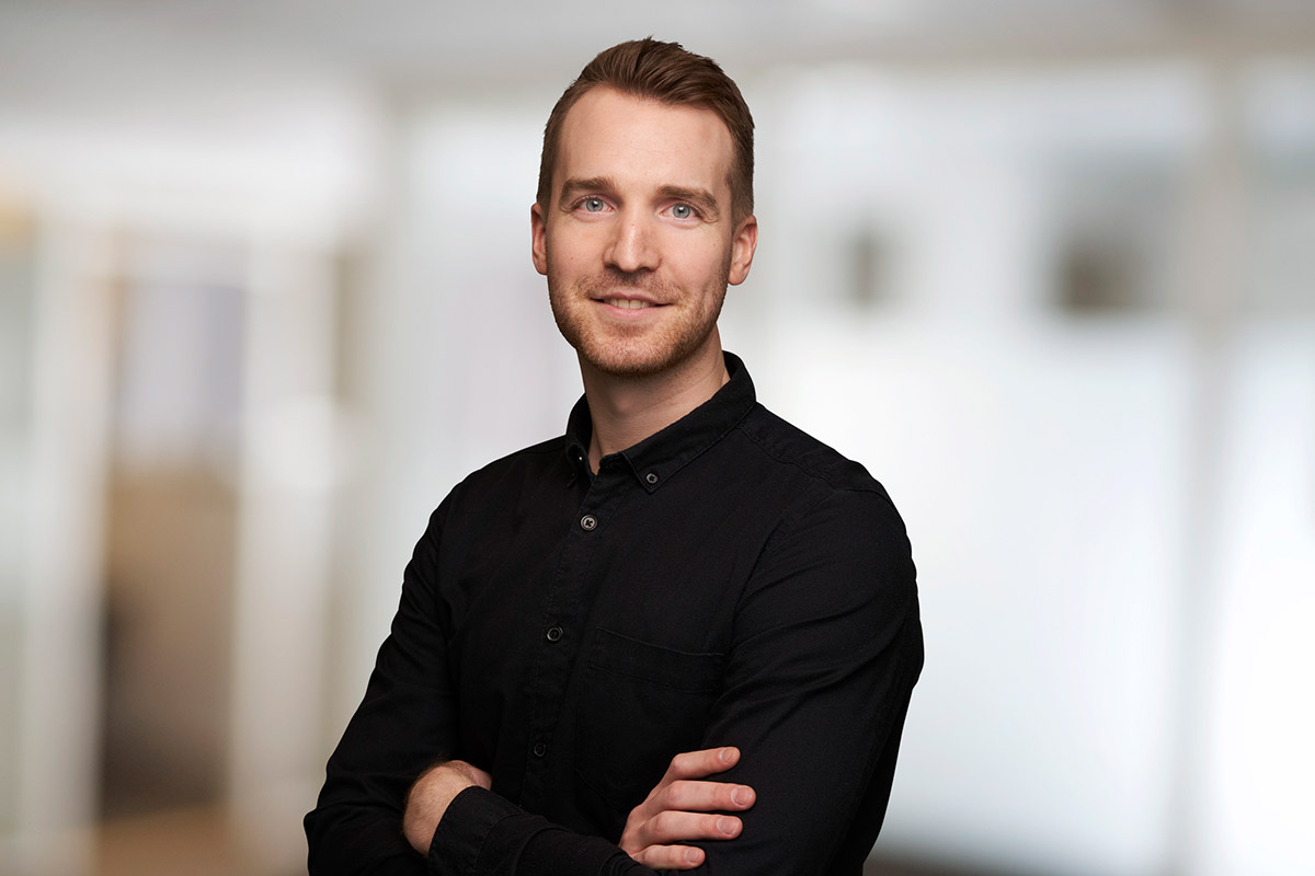 Ung mann med uskarp bakgrunn