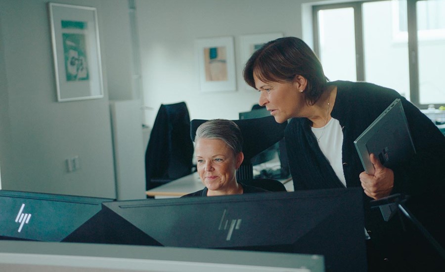 Line og Lise i BN Bank på kontoret, til illustrasjon for boliglån