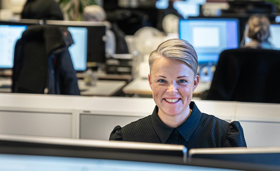 Rådgiver i BN Bank sitter i kontorlokalet bak PC-skjerm, til illustrasjon for boliglånsrente