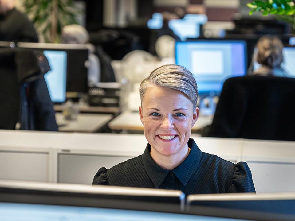 Rådgiver i BN Bank sitter i kontorlokalet bak PC-skjerm, til illustrasjon for boliglånsrente