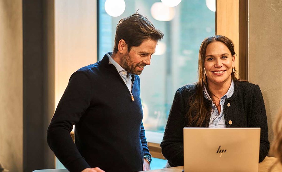 Ansatte i banken ser på laptop