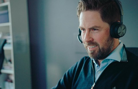 Tom i BN Bank snakker i telefonen med kunde