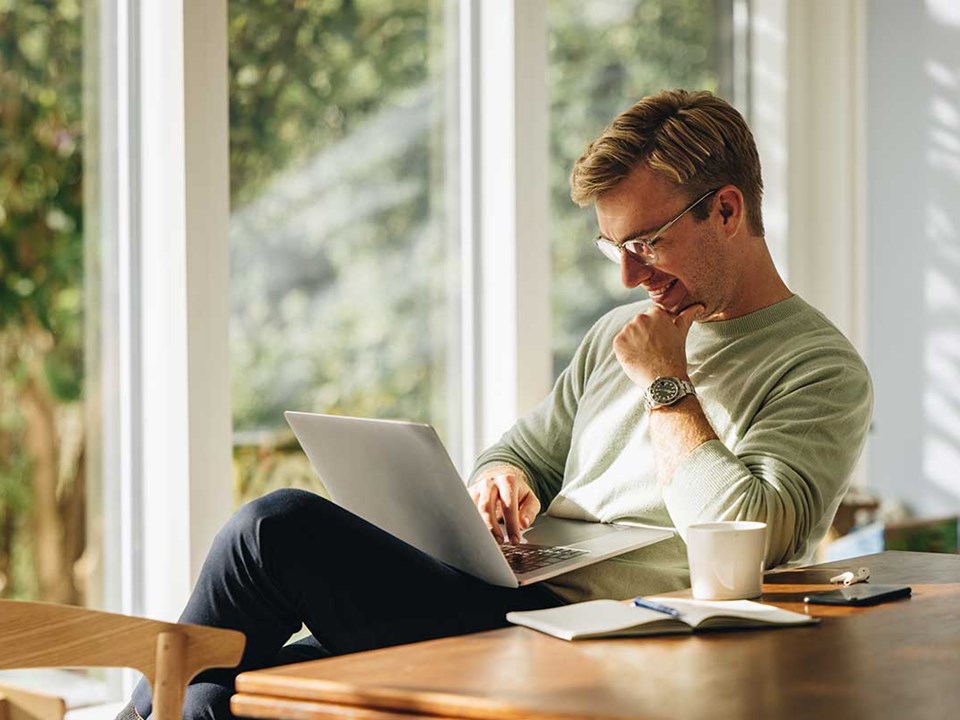 Mann som sjekker årsoppgave, illustrasjon til sjekke årsoppgaven