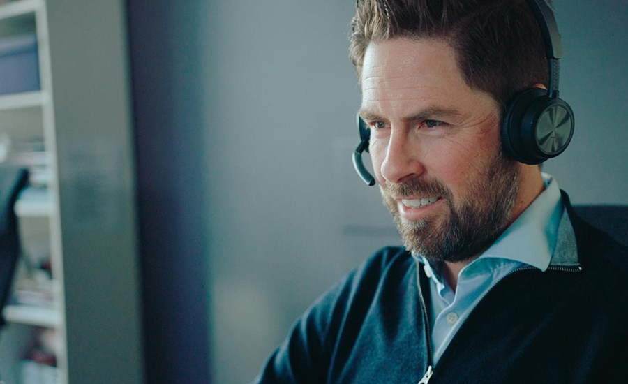 Tom i BN Bank snakker i telefonen med kunde