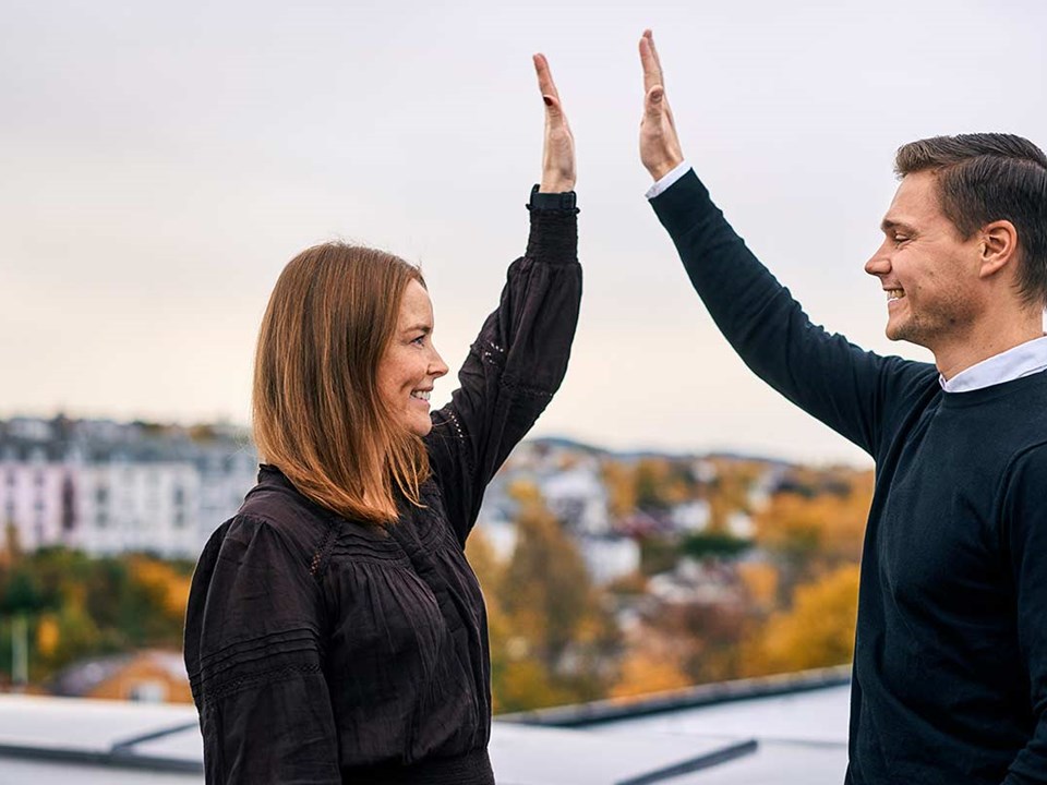 To ansatte i BN Bank står på en takterasse